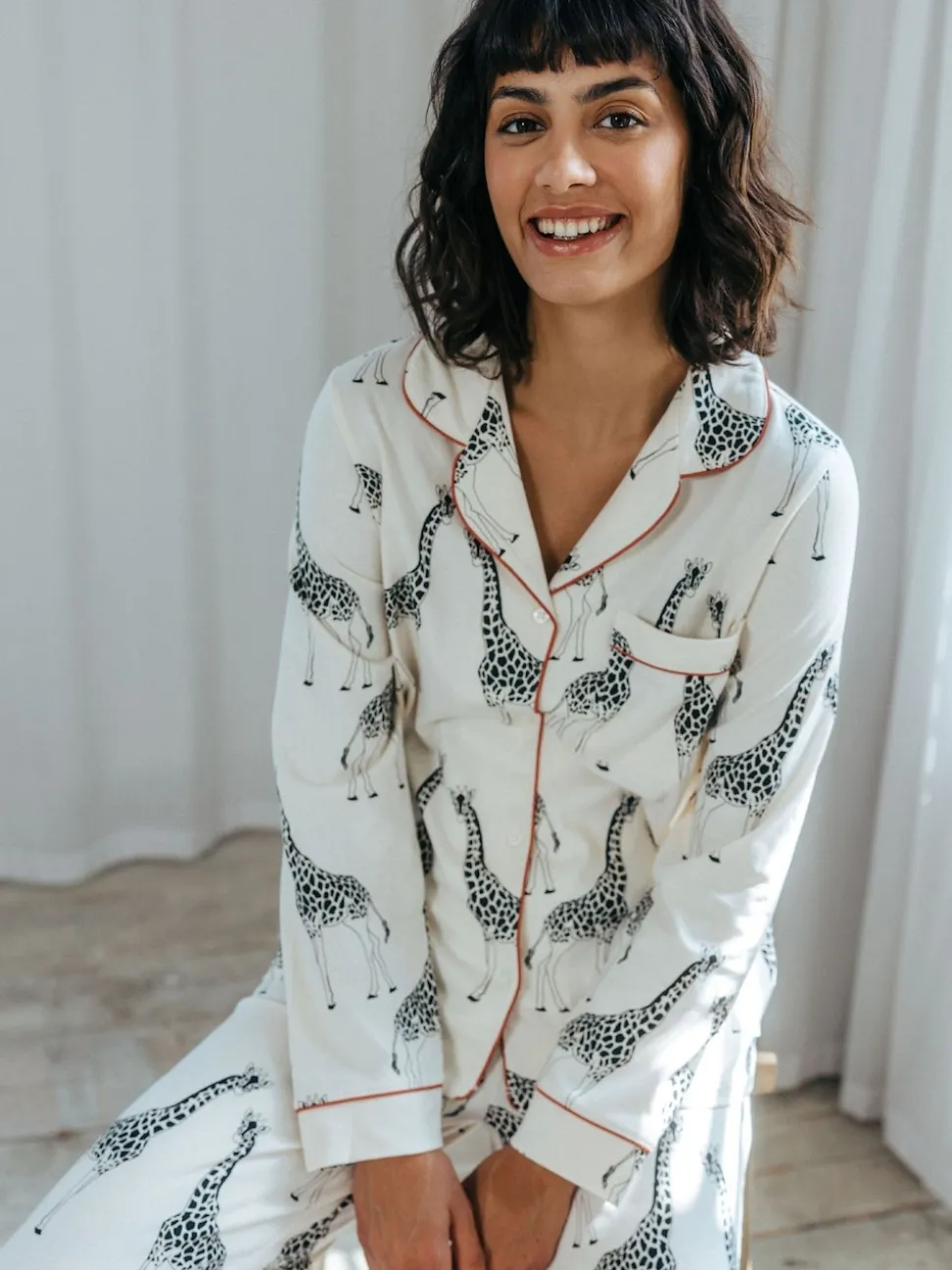 Crème - Chelsea Peers pyjama long boutonné à la girafe