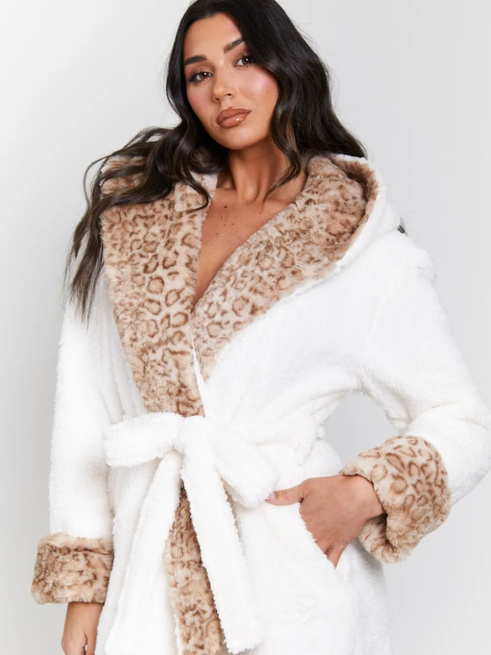 Crème - Robe de chambre mi-longue Loungeable bordée de fausse fourrure imprimé léopard