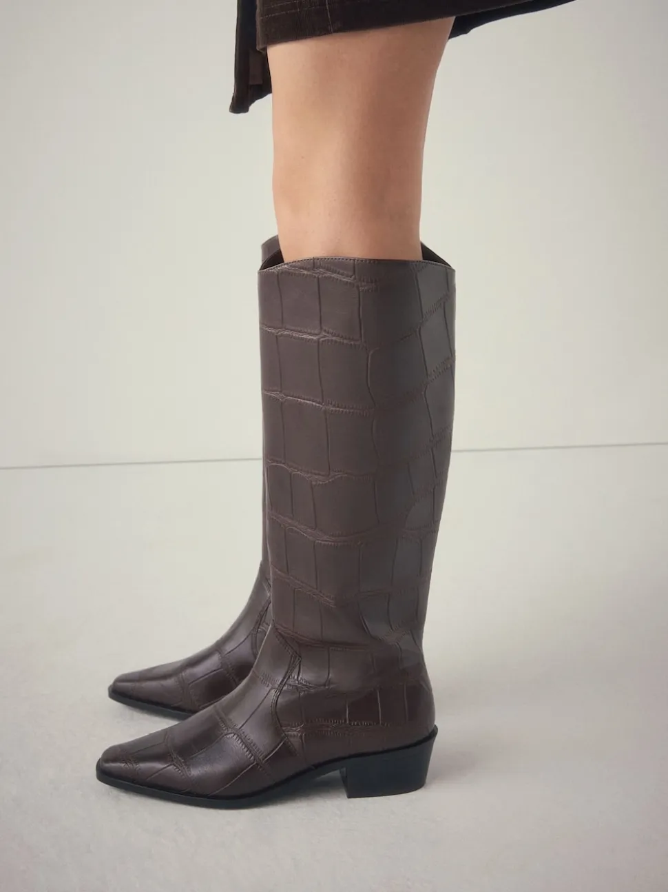 Croco Marron chocolat en relief - Bottes Forever Comfort® hauteur genou à bout pointu