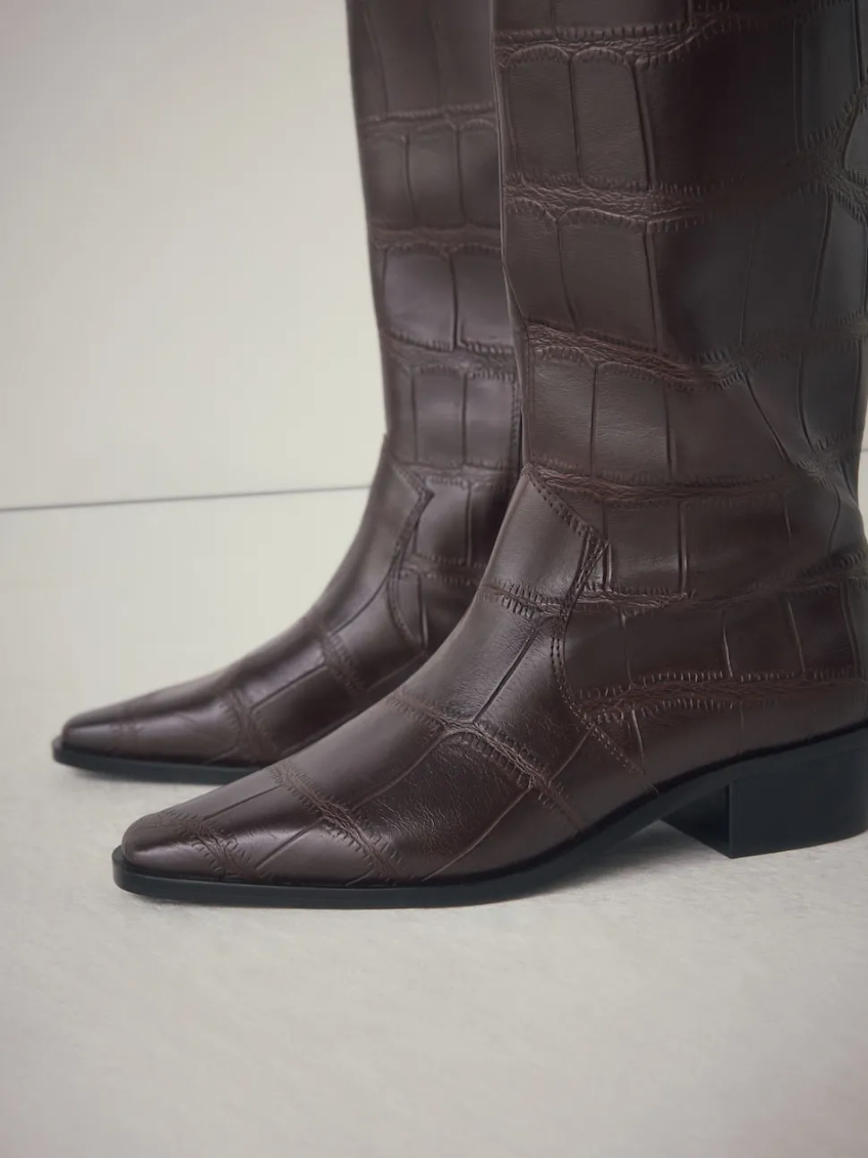 Croco Marron chocolat en relief - Bottes Forever Comfort® hauteur genou à bout pointu