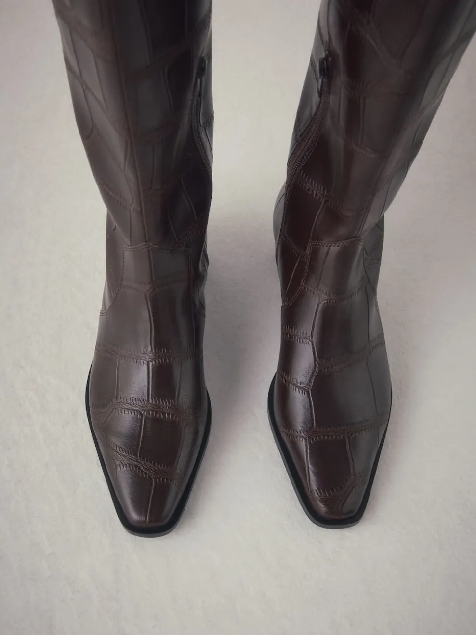 Croco Marron chocolat en relief - Bottes Forever Comfort® hauteur genou à bout pointu