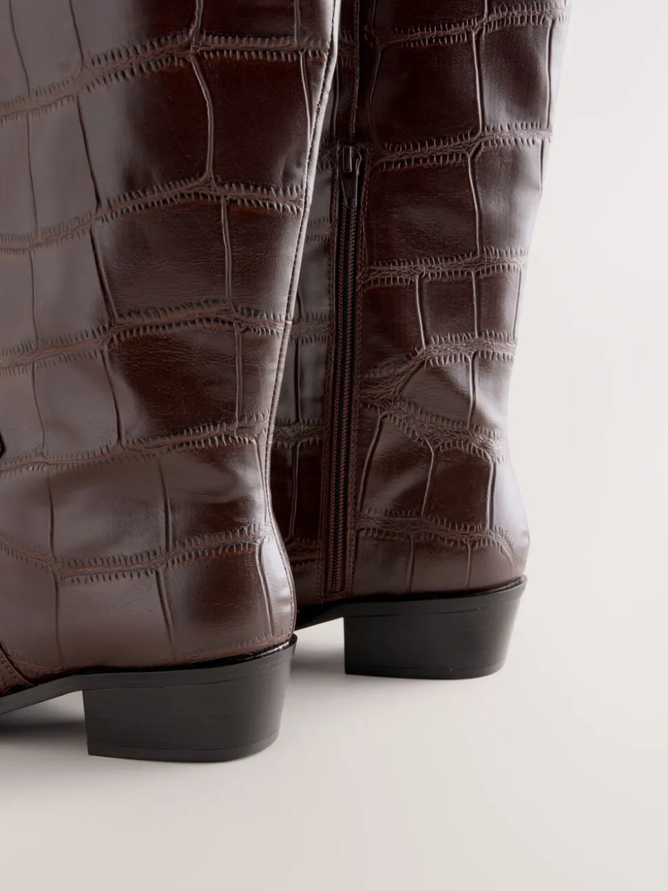 Croco Marron chocolat en relief - Bottes Forever Comfort® hauteur genou à bout pointu