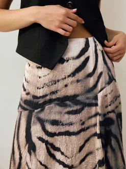 Écru imprimé zèbre - Jupe mi-longue asymétrique en satin effet froissé