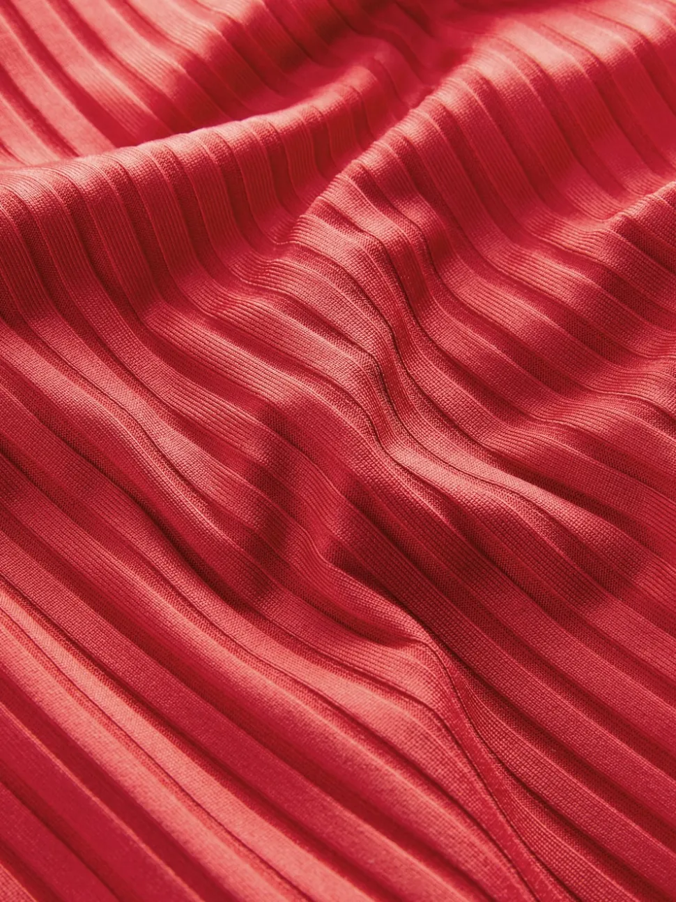 Côtes rouges - Maillot de bain plongeant et galbant avec contrôle du ventre