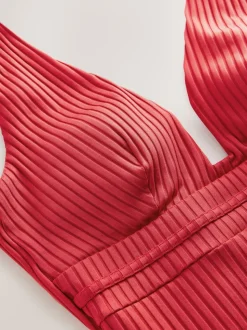 Côtes rouges - Maillot de bain plongeant et galbant avec contrôle du ventre