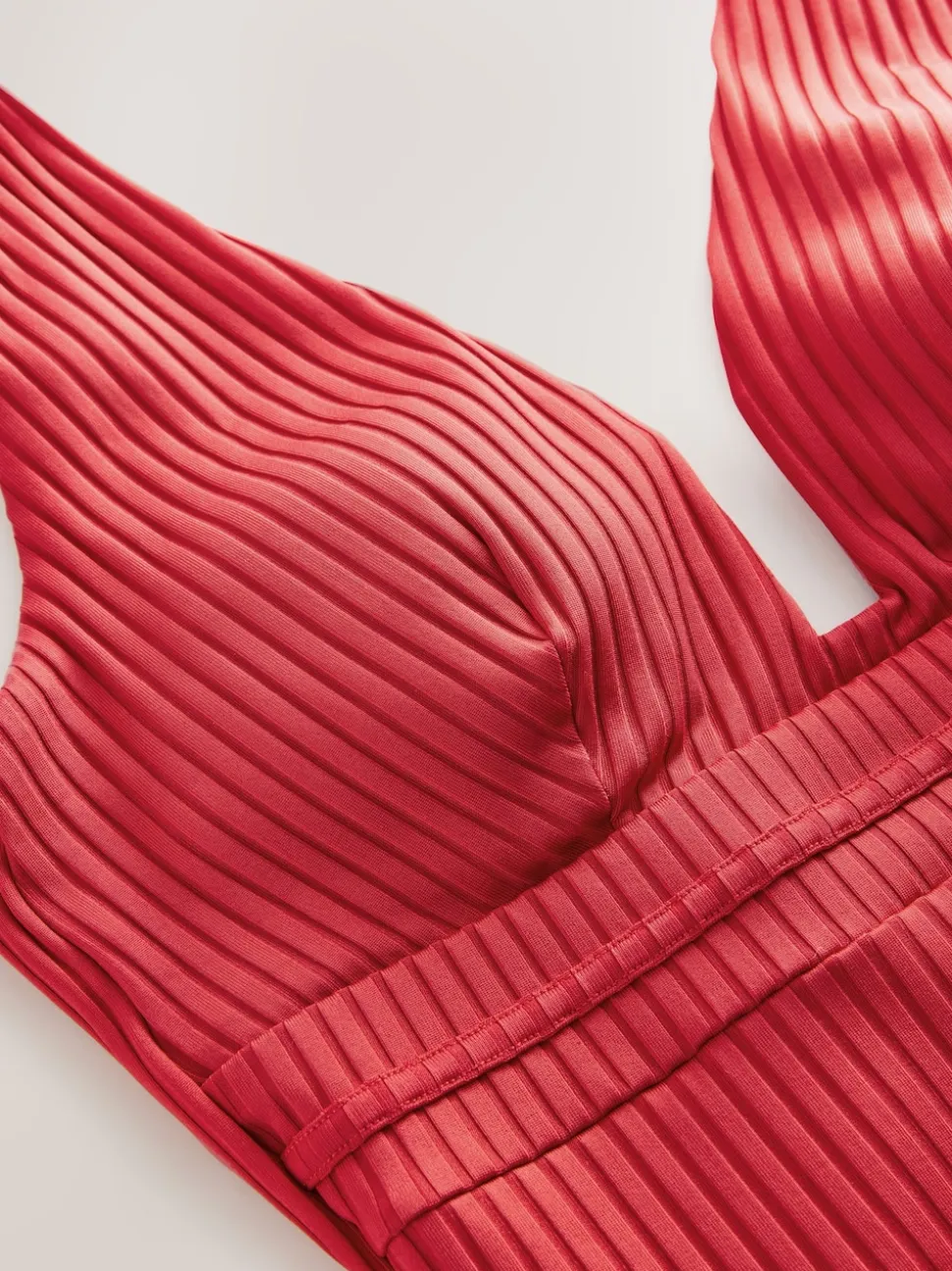 Côtes rouges - Maillot de bain plongeant et galbant avec contrôle du ventre