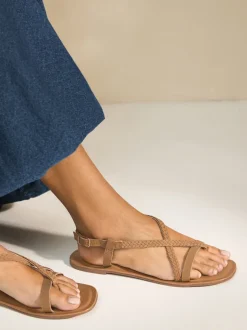 Cuir marron fauve - String tressé à entredoigt