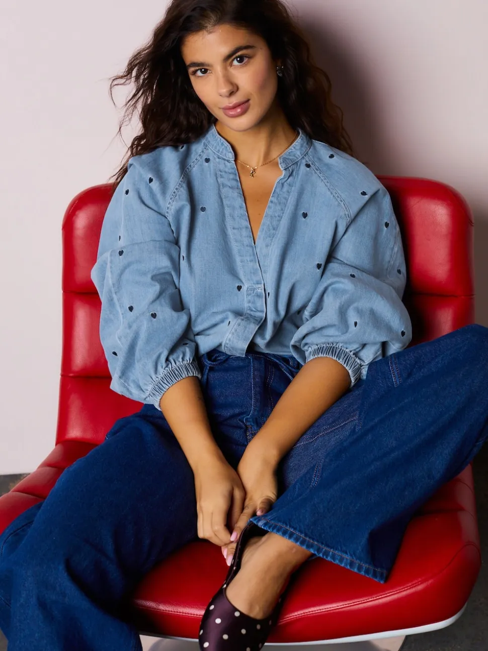 Cœur Bleu bleu marine - Chemisier en denim à manche bouffante et col en V brodé cœur