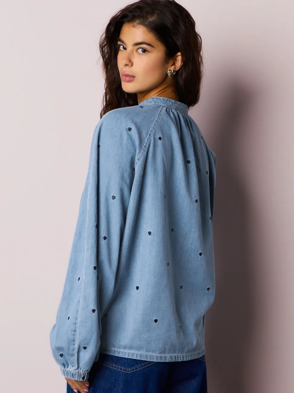 Cœur Bleu bleu marine - Chemisier en denim à manche bouffante et col en V brodé cœur