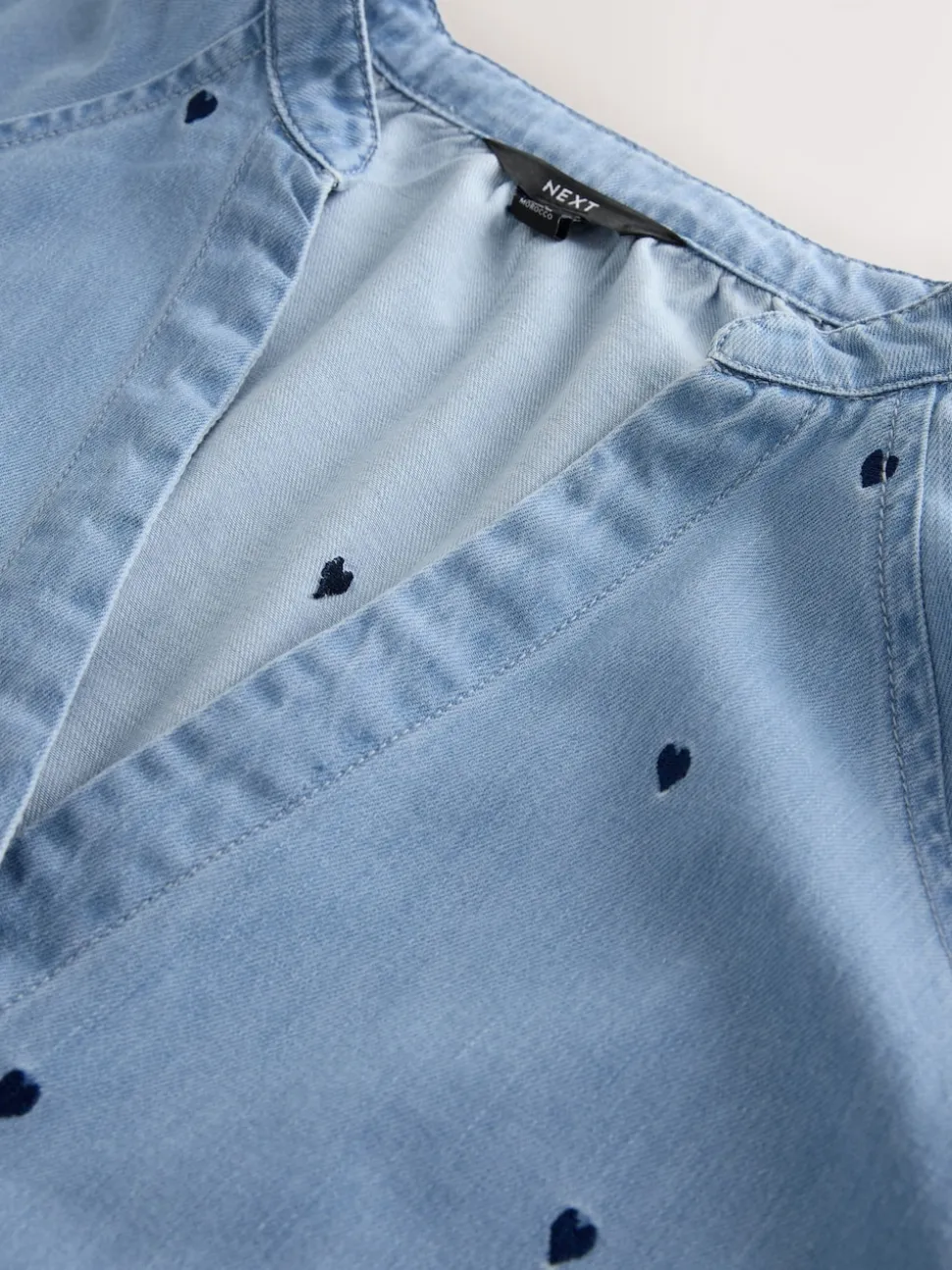 Cœur Bleu bleu marine - Chemisier en denim à manche bouffante et col en V brodé cœur