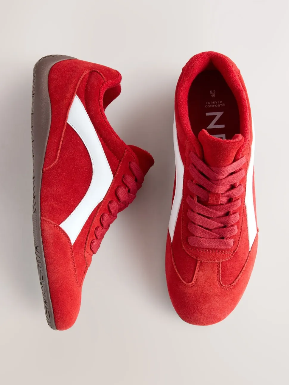Daim rouge - Baskets à lacets Forever Comfort® en cuir à semelle slim