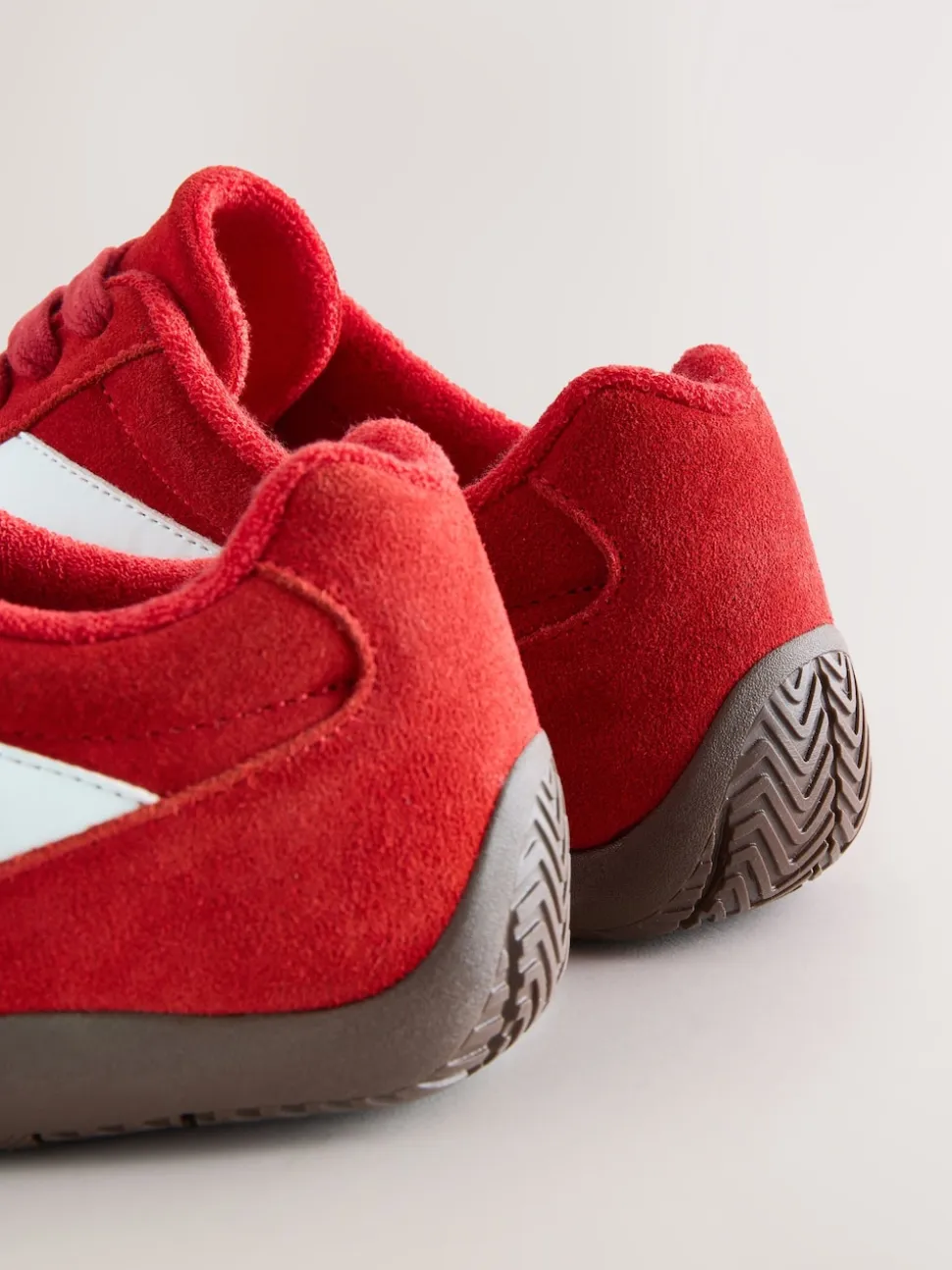 Daim rouge - Baskets à lacets Forever Comfort® en cuir à semelle slim