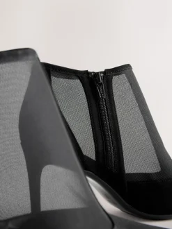 Détail en maille noire - Bottes à bout pointu avec barre en T