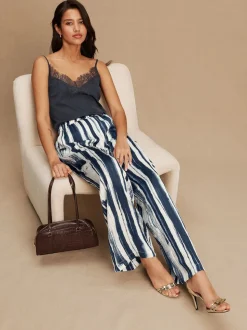Ecru/Marine - Pantalons à jambe large en satin effet froissé