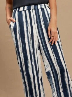 Ecru/Marine - Pantalons à jambe large en satin effet froissé