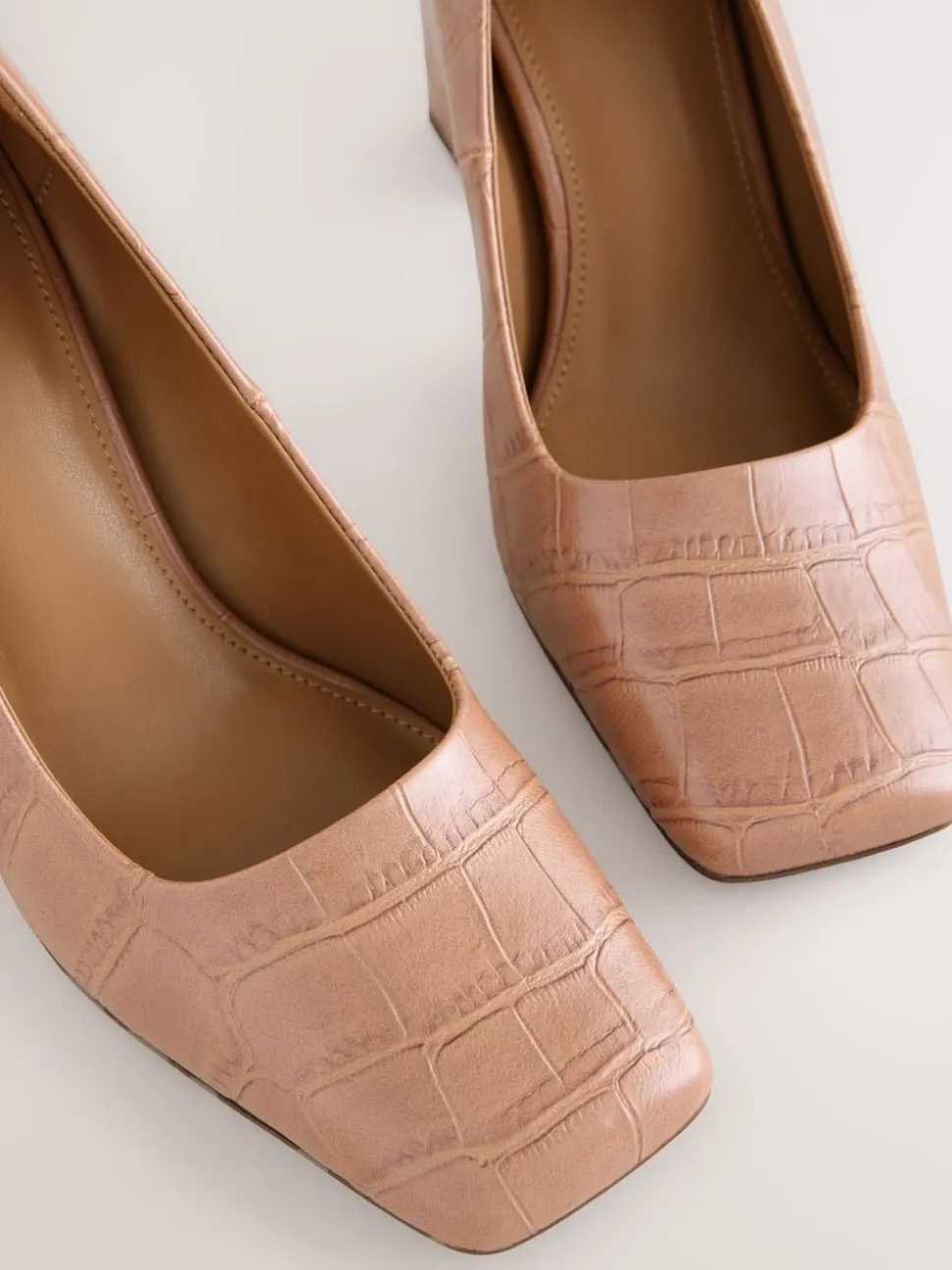 Effet Crocs camel - Chaussures à talons Forever Comfort® à bout carré
