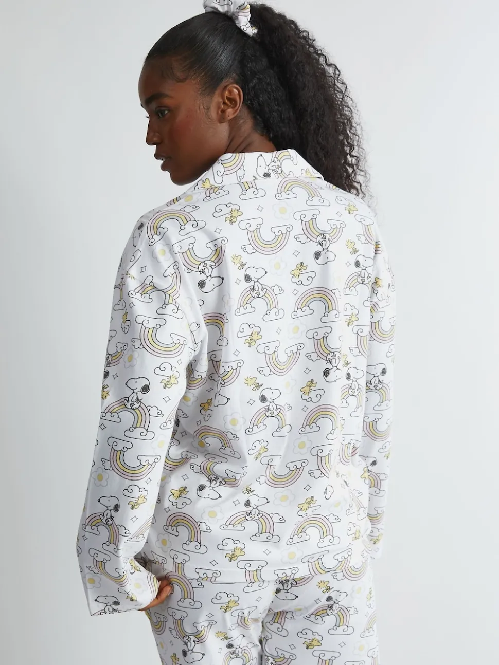 Ensemble de pyjama Skinnydip Peanuts x Skinnydip Snoopy imprimé arc-en-ciel écru