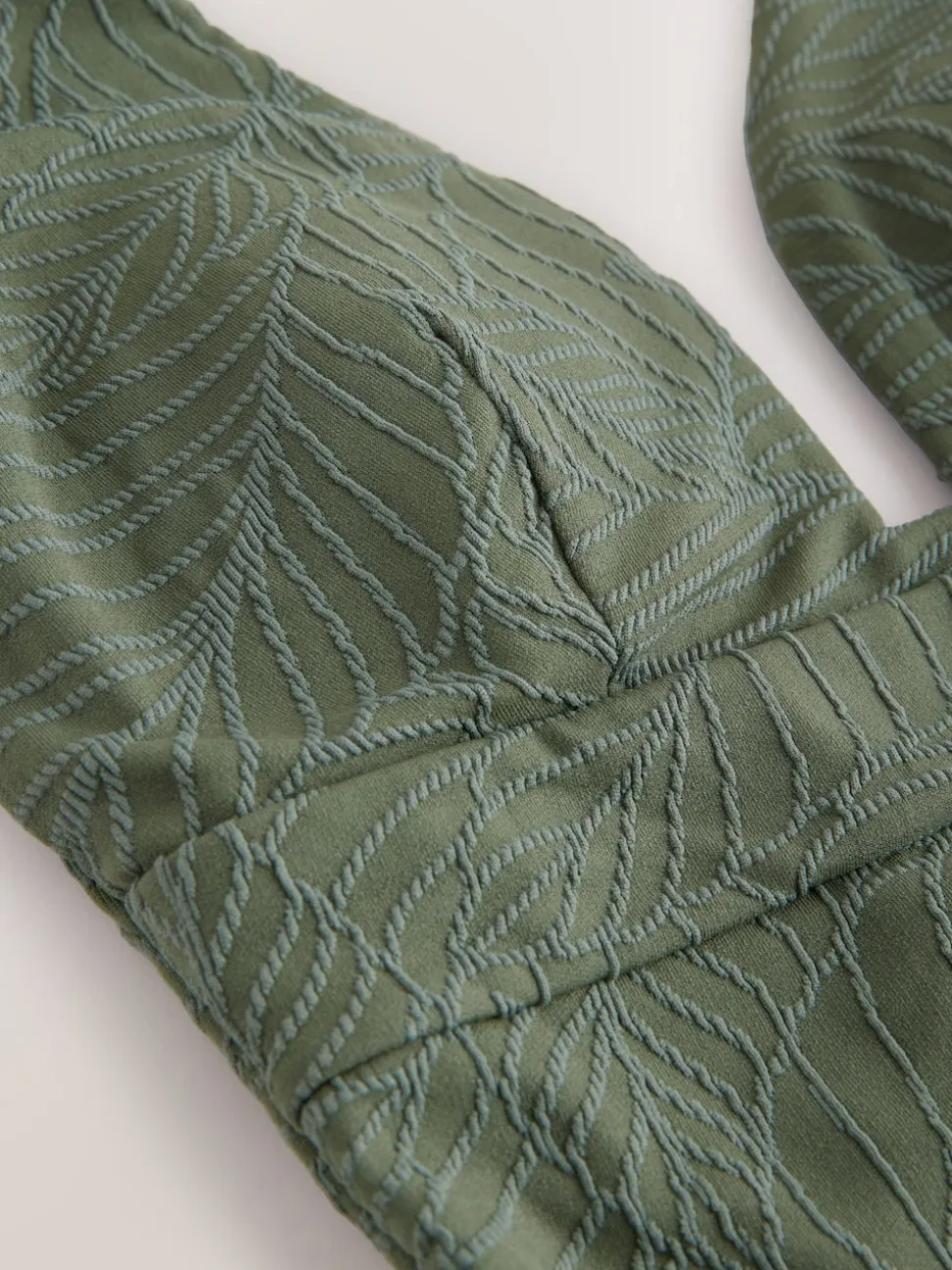 Feuille vert kaki texturée - Maillot de bain plongeant et galbant avec contrôle du ventre