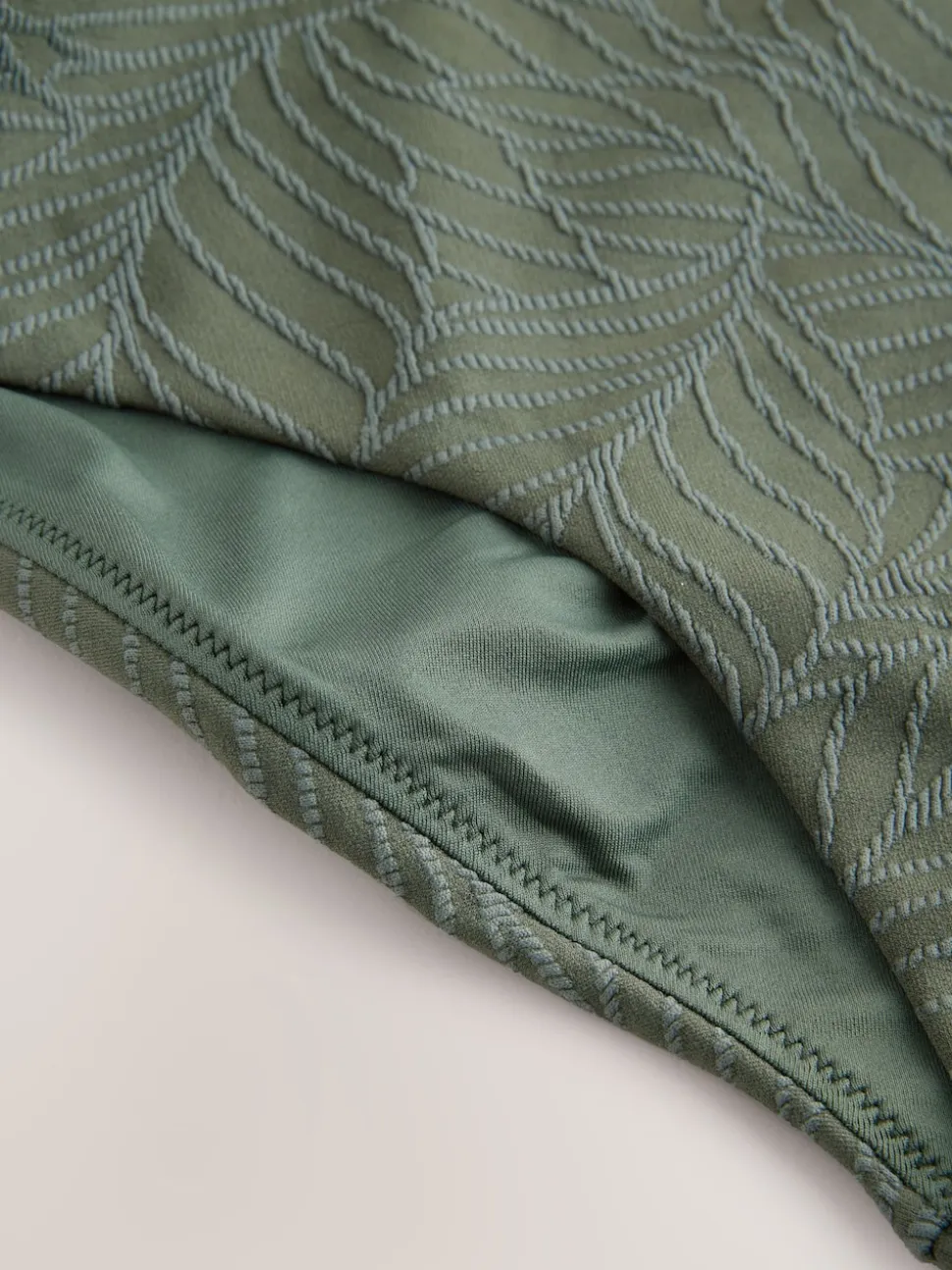 Feuille vert kaki texturée - Maillot de bain plongeant et galbant avec contrôle du ventre