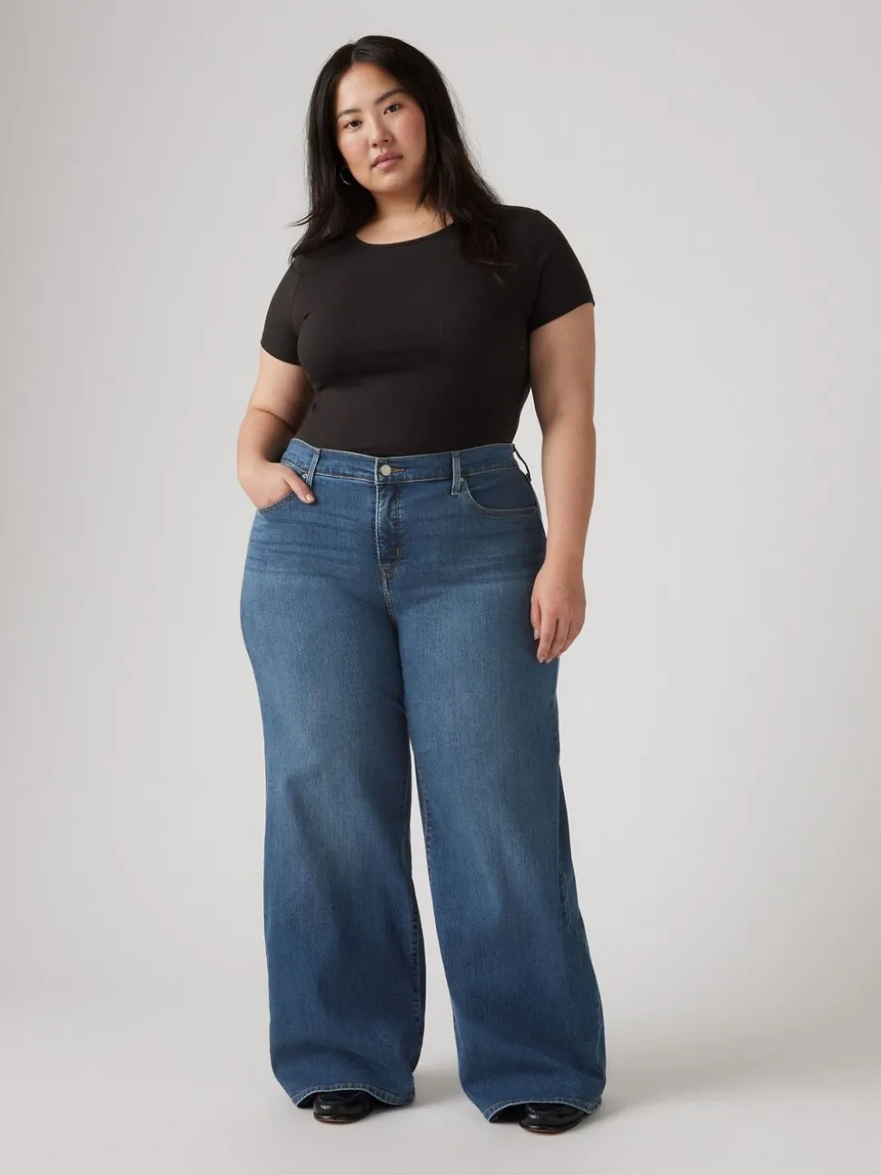 Filles astucieuses - ® Levi'sJean large à 318 courbes