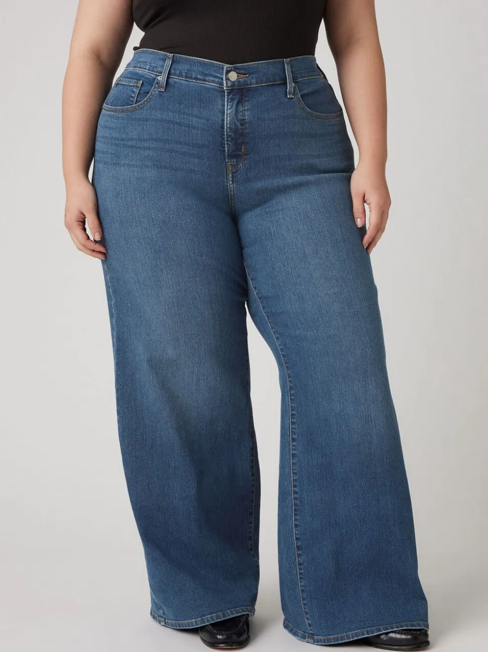 Filles astucieuses - ® Levi'sJean large à 318 courbes