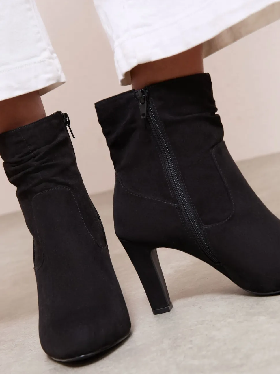 Friends Like These bottines en faux daim froncé à talon moyen