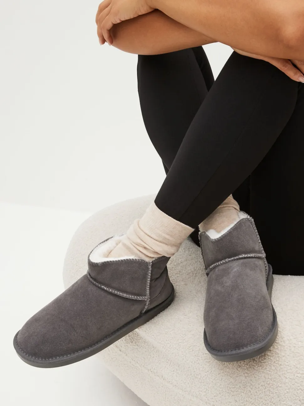 Gris - Chaussons chaussons en daim doublés de fausse fourrure