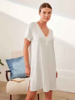 Gris - Chemise de nuit Laura Ashley avec bordure en dentelle modale