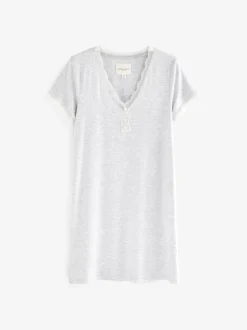 Gris - Chemise de nuit Laura Ashley avec bordure en dentelle modale