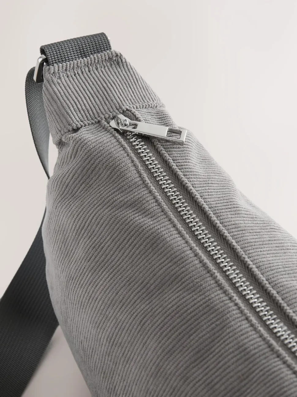 Gris - Sac à bandoulière effet velours côtelé