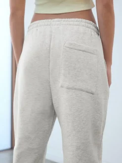Gris - soi-même. Jogging à poignets