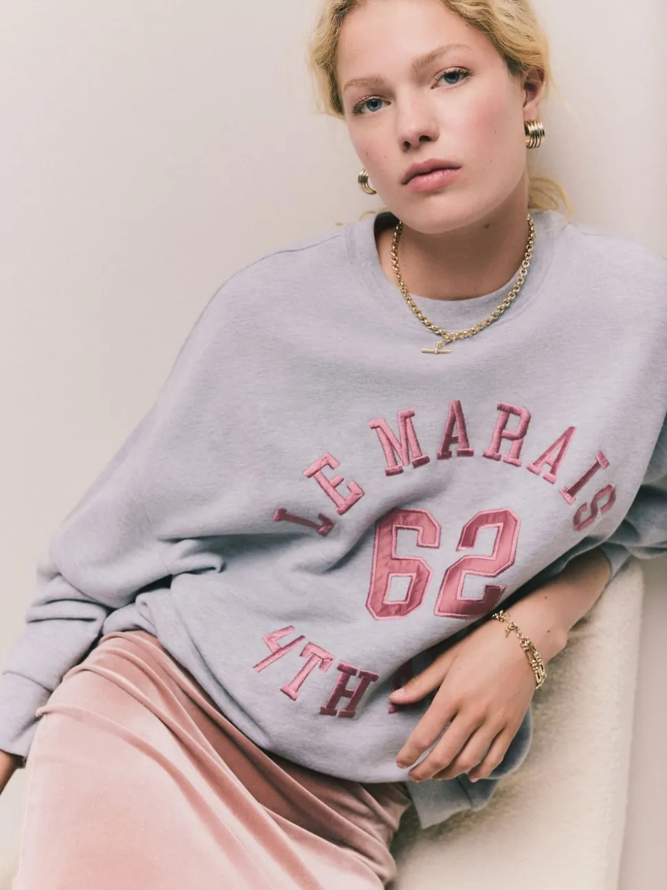 Gris - Sweat-shirt à col rond à manches longues en satin appliqué 'Le Marais' City
