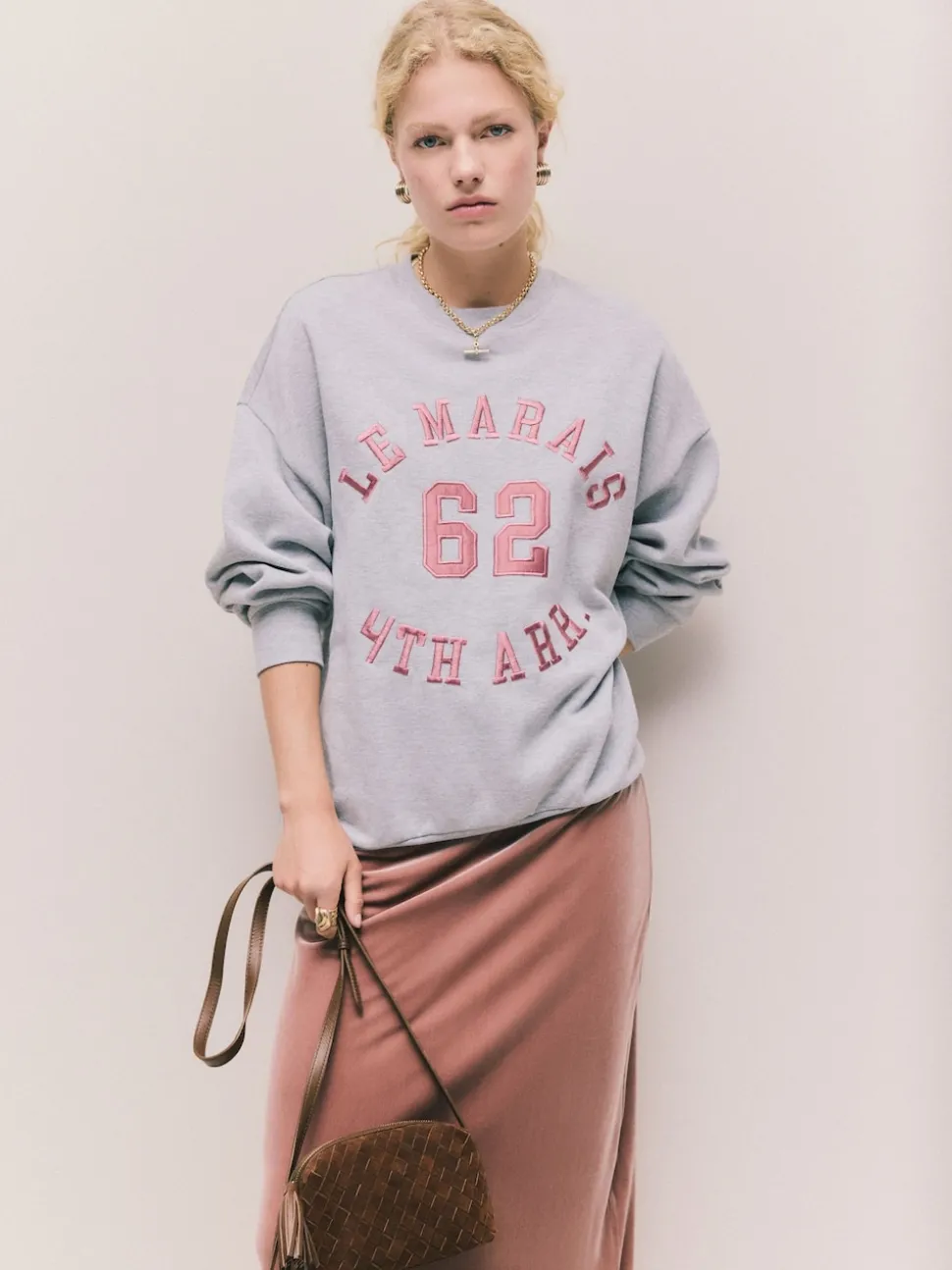 Gris - Sweat-shirt à col rond à manches longues en satin appliqué 'Le Marais' City