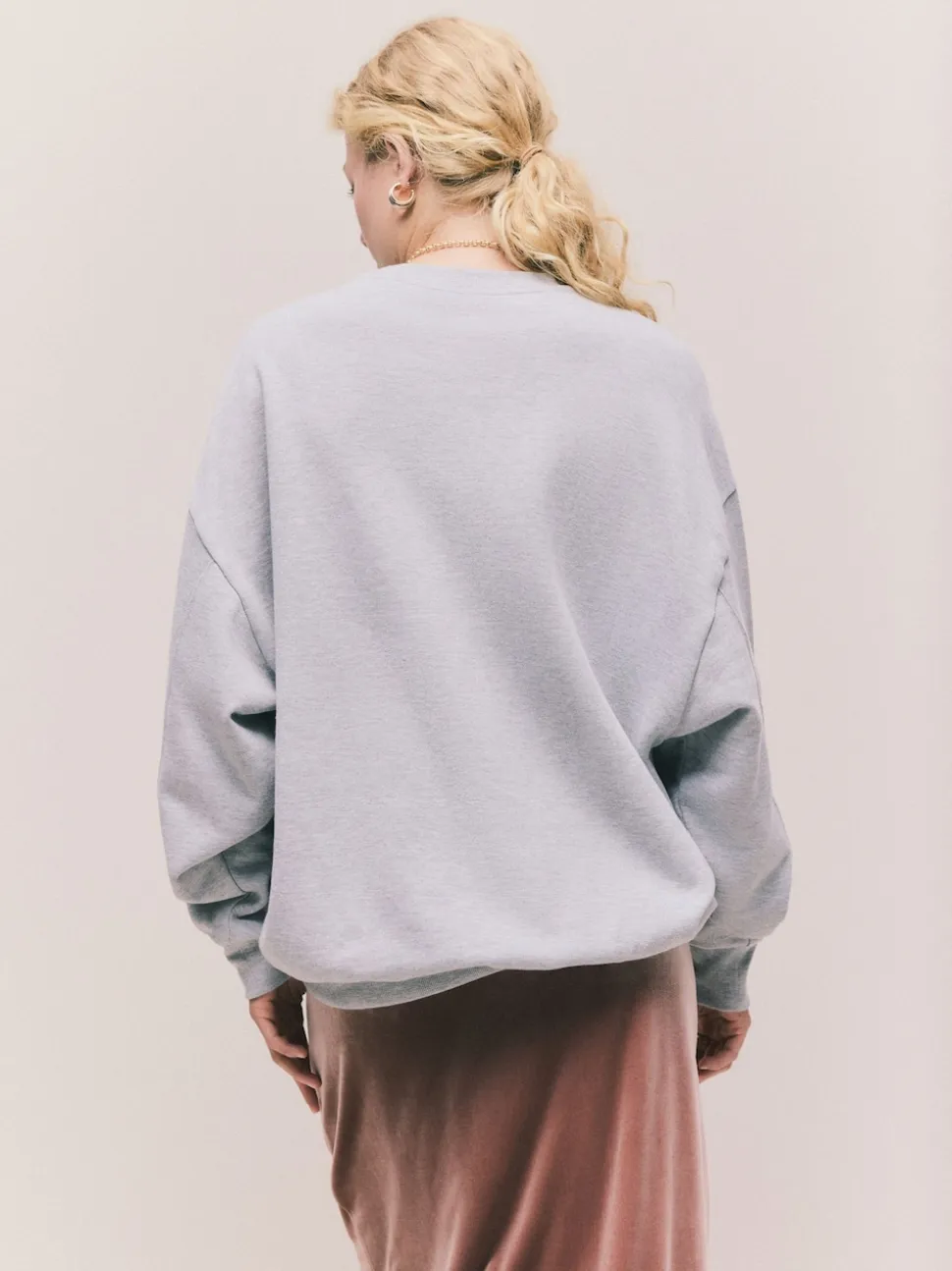 Gris - Sweat-shirt à col rond à manches longues en satin appliqué 'Le Marais' City