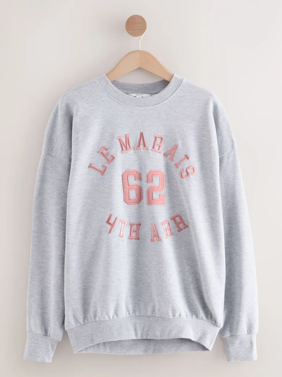 Gris - Sweat-shirt à col rond à manches longues en satin appliqué 'Le Marais' City