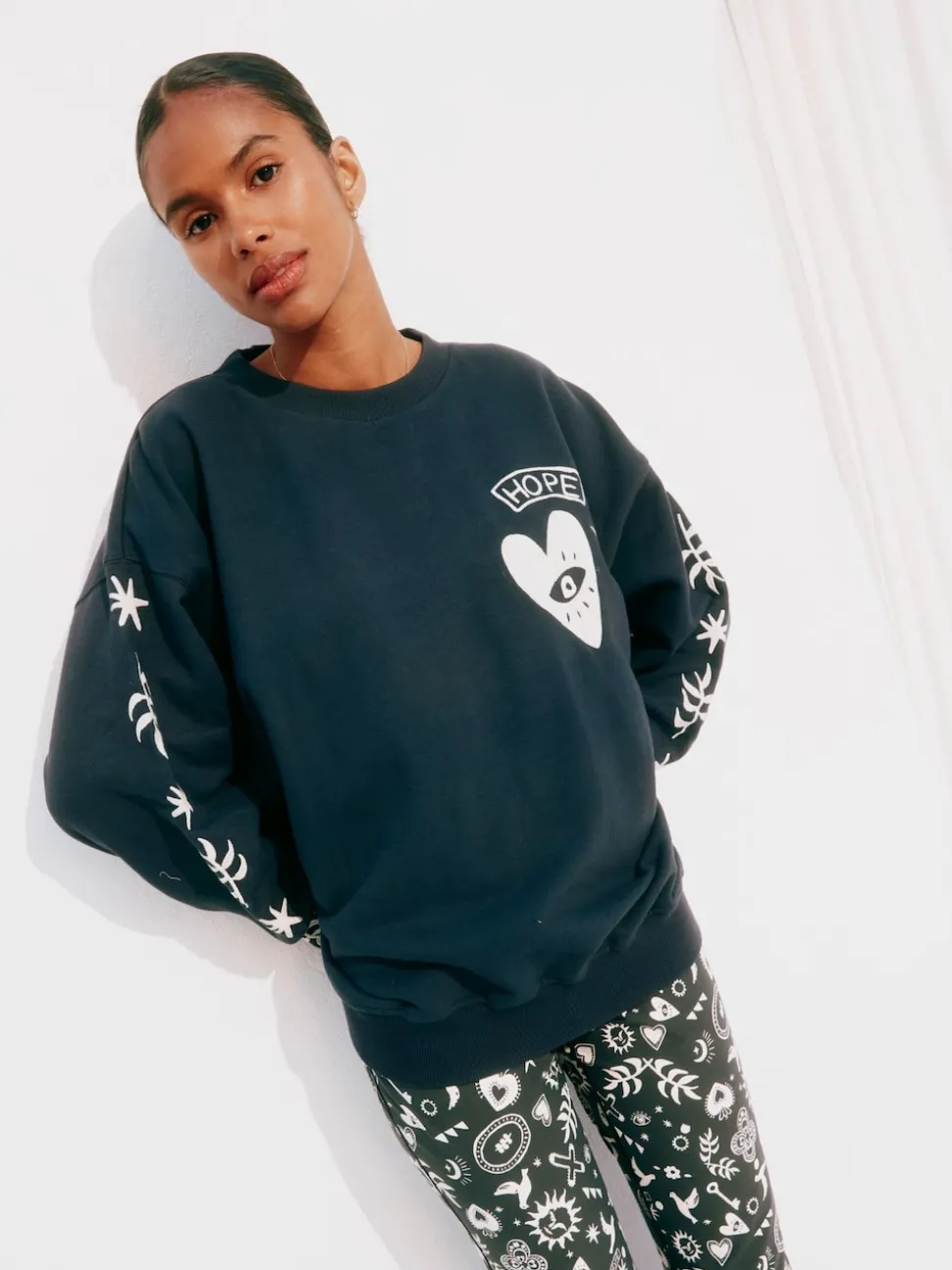 Gris de charbon de bois - Sweat-shirt brodé Never Fully Dressed