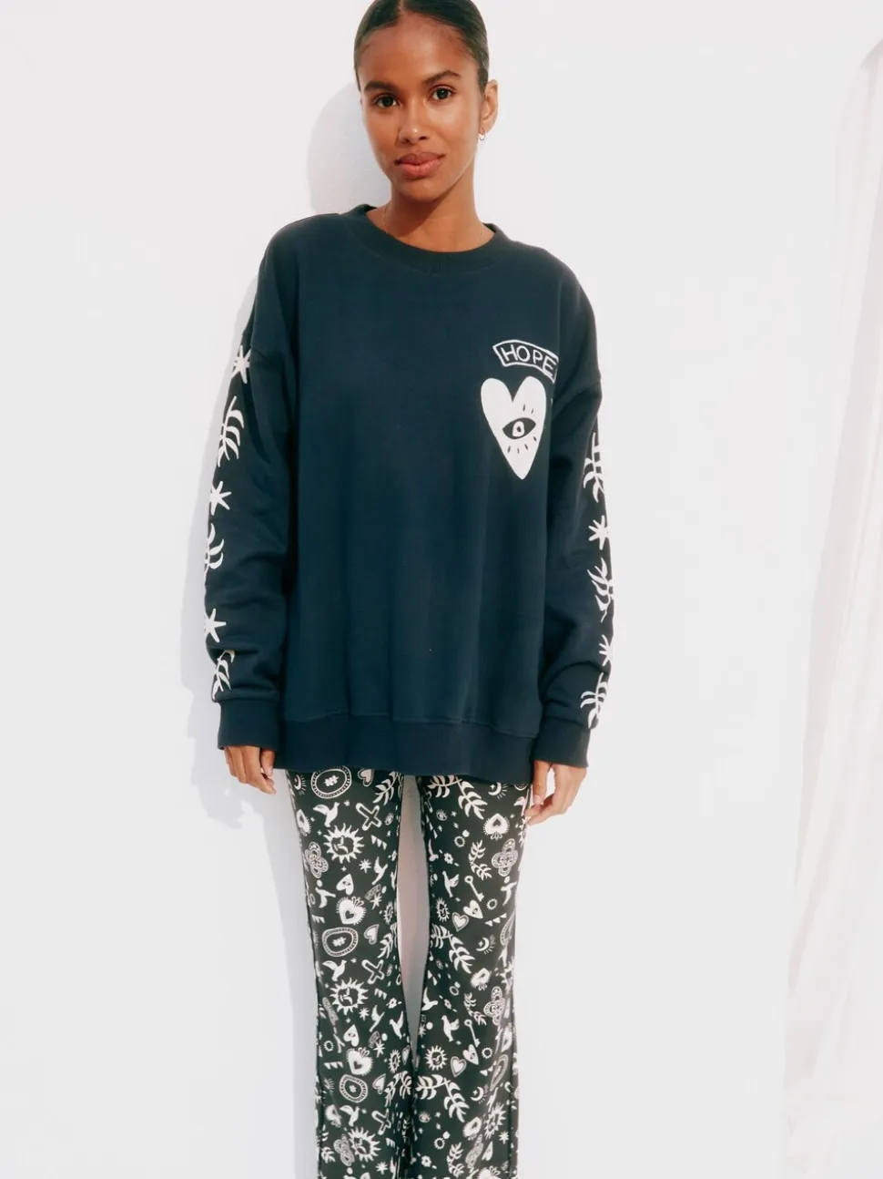 Gris de charbon de bois - Sweat-shirt brodé Never Fully Dressed
