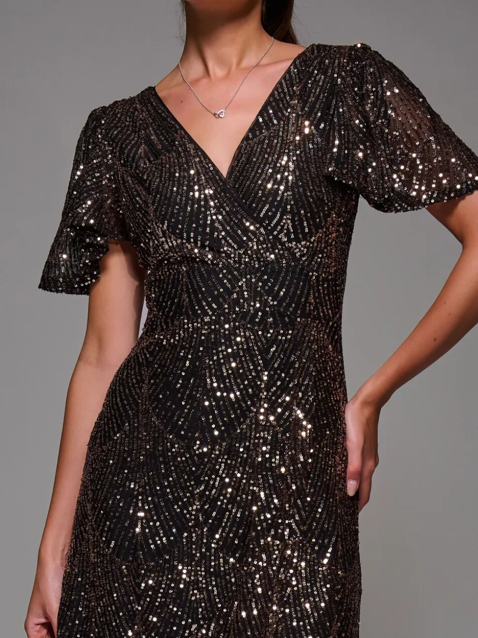 Ground noires - Robe longue Jolie Moi à manches ange à sequins et ourlet à volants
