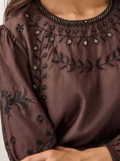 Haut Monsoon Isabelle fleuri avec ornements