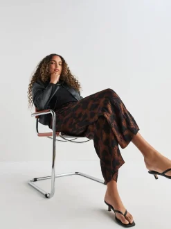 Impression animale brune - Pantalons à jambe large en satin effet froissé
