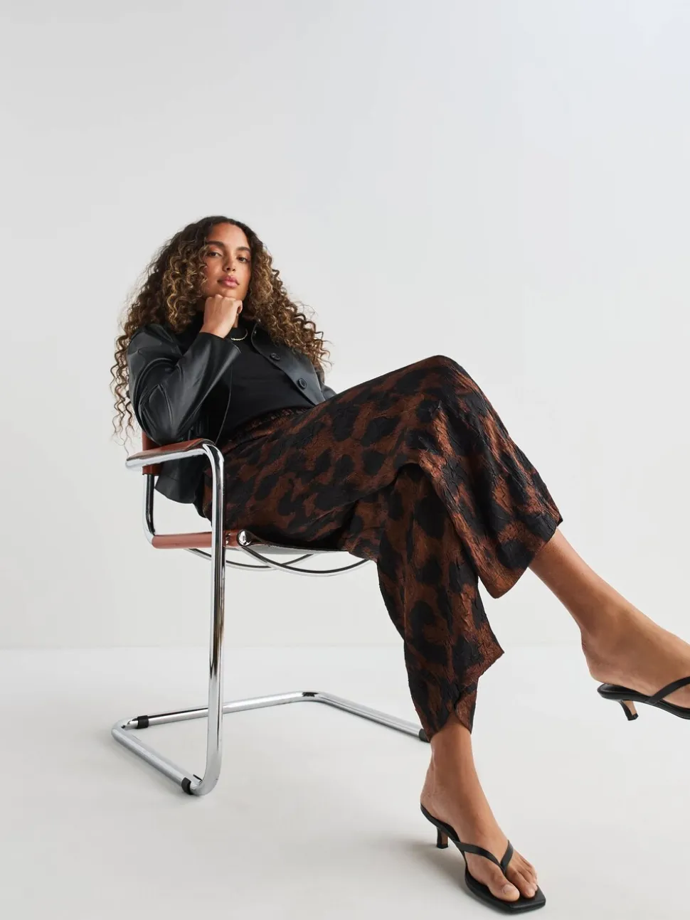 Impression animale brune - Pantalons à jambe large en satin effet froissé