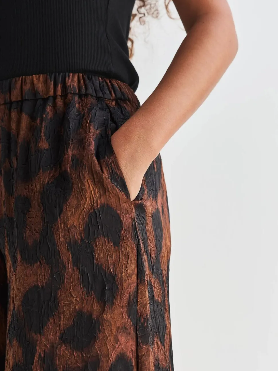 Impression animale brune - Pantalons à jambe large en satin effet froissé
