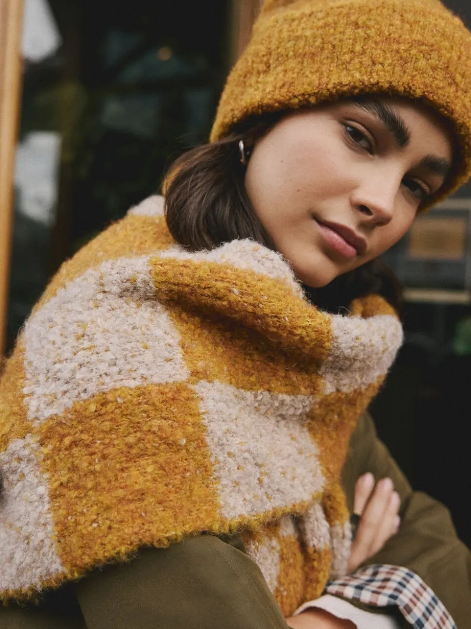 jaune ocre - Écharpe lourde en maille bouclée à damier