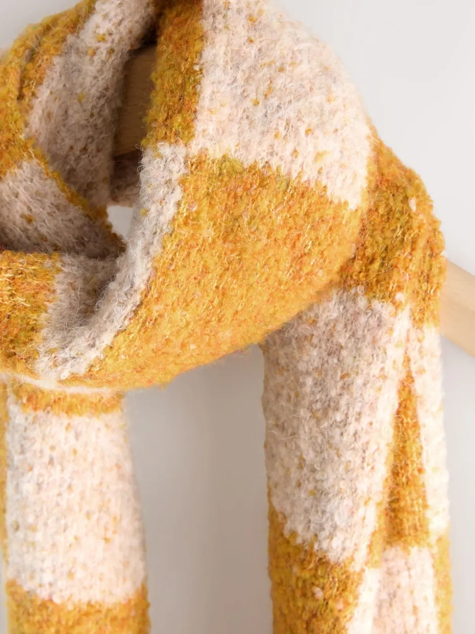 jaune ocre - Écharpe lourde en maille bouclée à damier