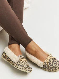 JD Williams Chaussons classiques en daim style mocassin