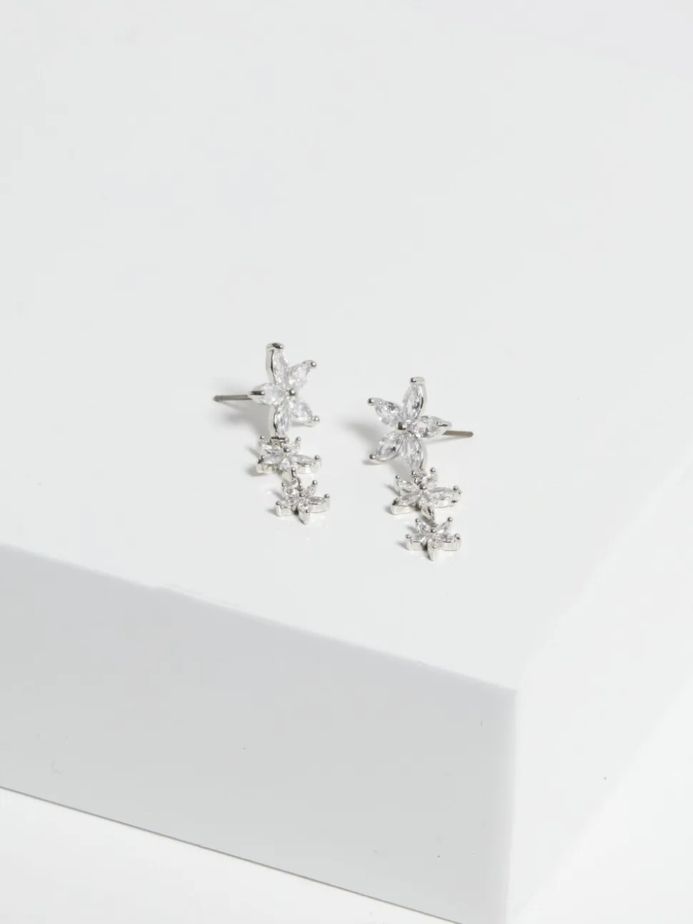 Jon Richard Boucles d’oreilles Huggie à fleurs mixtes en zircone cubique