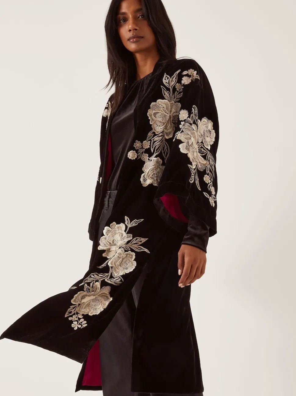 Kimono Monsoon Fia en velours brodé fleuri