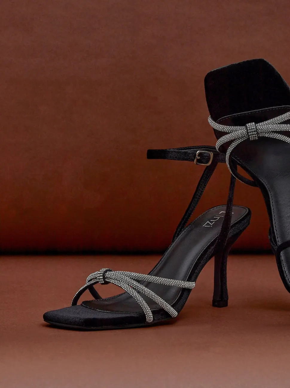 Linzi Polly - Sandales à talons stiletto avec nœud de diamants