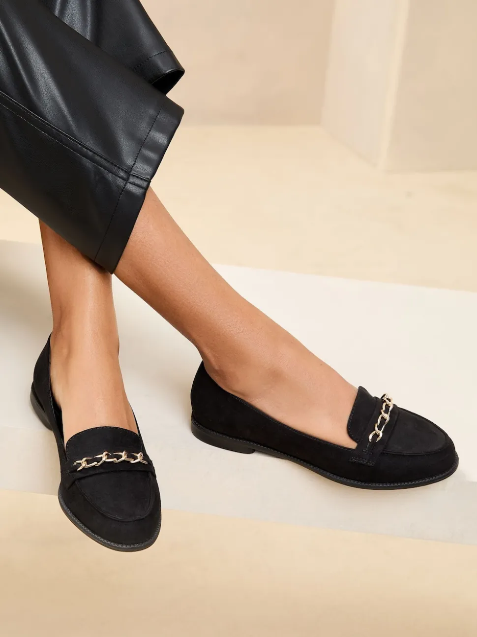 Lipsy Chaussures plates Slip On Chain Trim Faux suède Mocassins