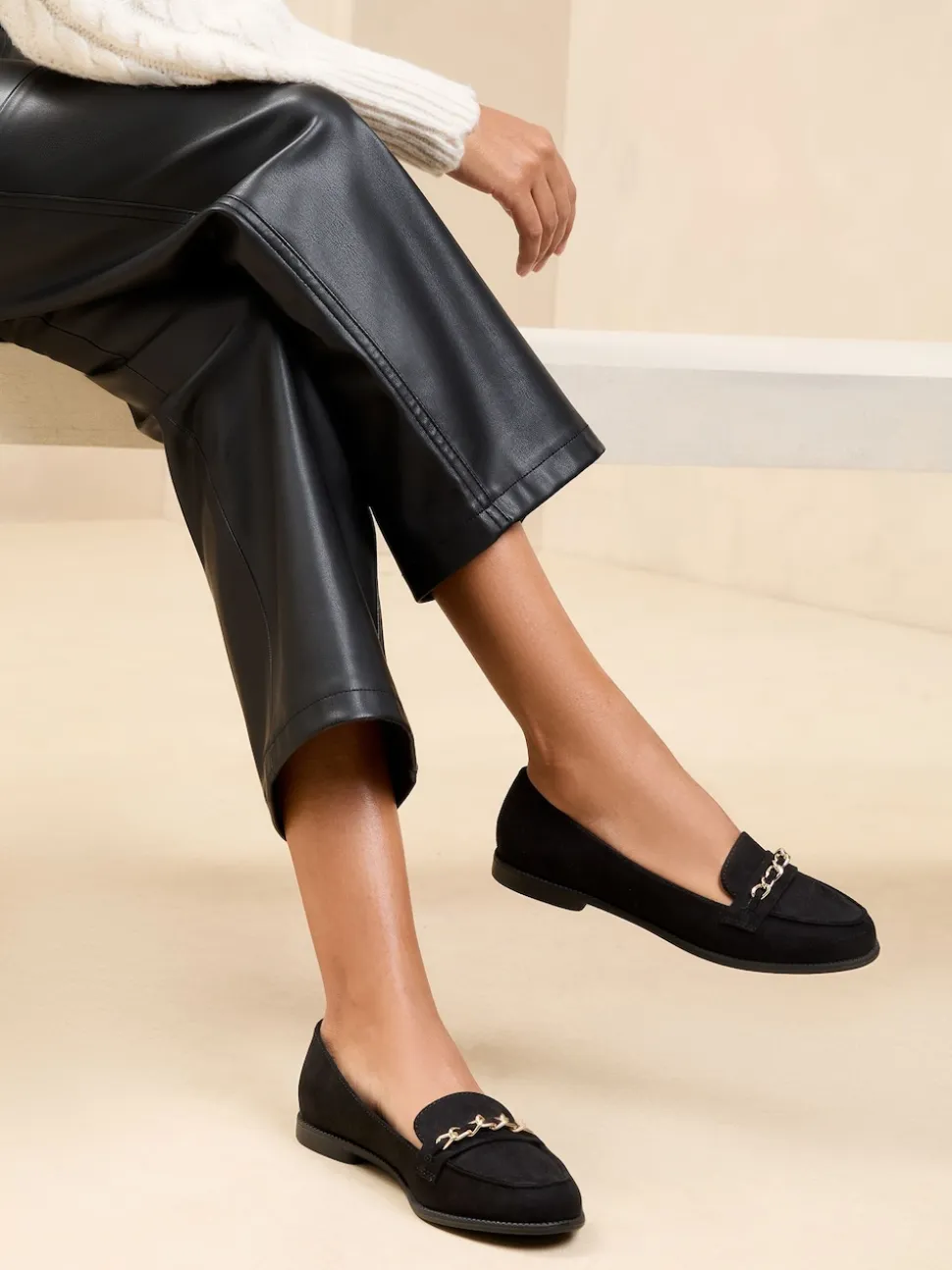 Lipsy Chaussures plates Slip On Chain Trim Faux suède Mocassins